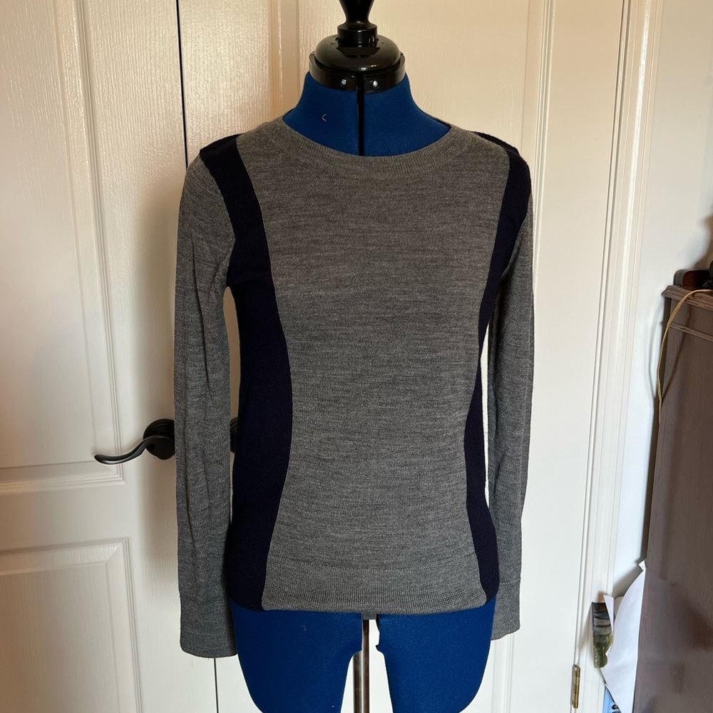 ANN TAYLOR LOFT ✨ Grey and Navy Blue Light Sweater with Wide Hem Size XS